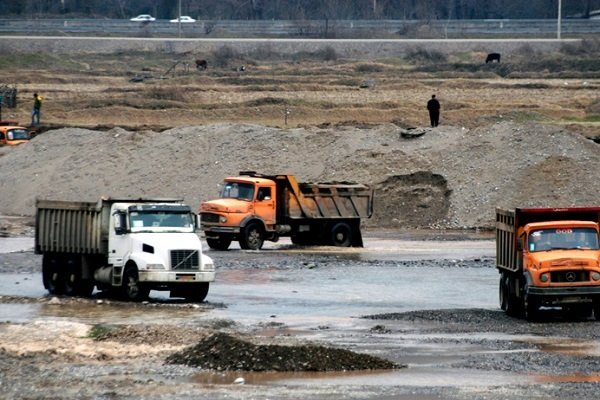 فعالیت معادن و پیمانکاران شن و ماسه در بستر فعال رودخانه‌های گیلان ممنوع شد