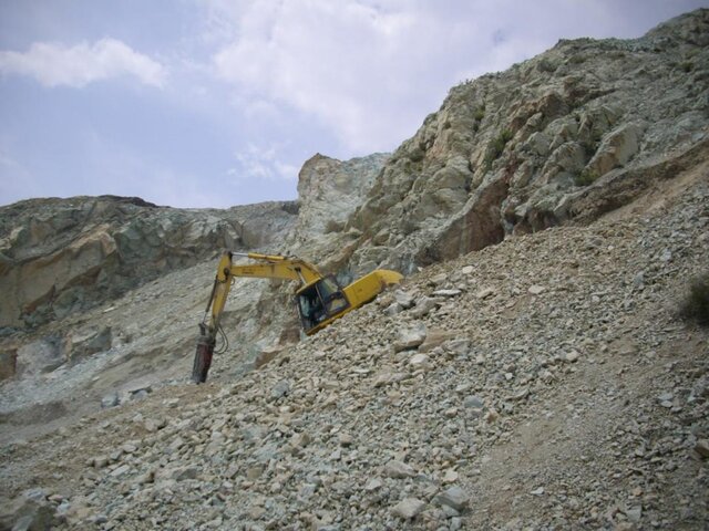 انتقاد نسبت به فعالیت معدن «سنگ سبز» در حریم شهری تهران/سیل‌بند رودخانه نزدیک معدن مسدود شد