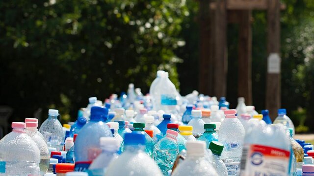 بررسی راهکارهای بازیافت سیستماتیک بطری‌های پلاستیکی در یک رویداد علمی