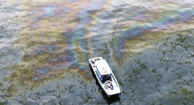 آلودگی شدید رودخانه کانزاس پس از نشت هزاران بشکه نفت
