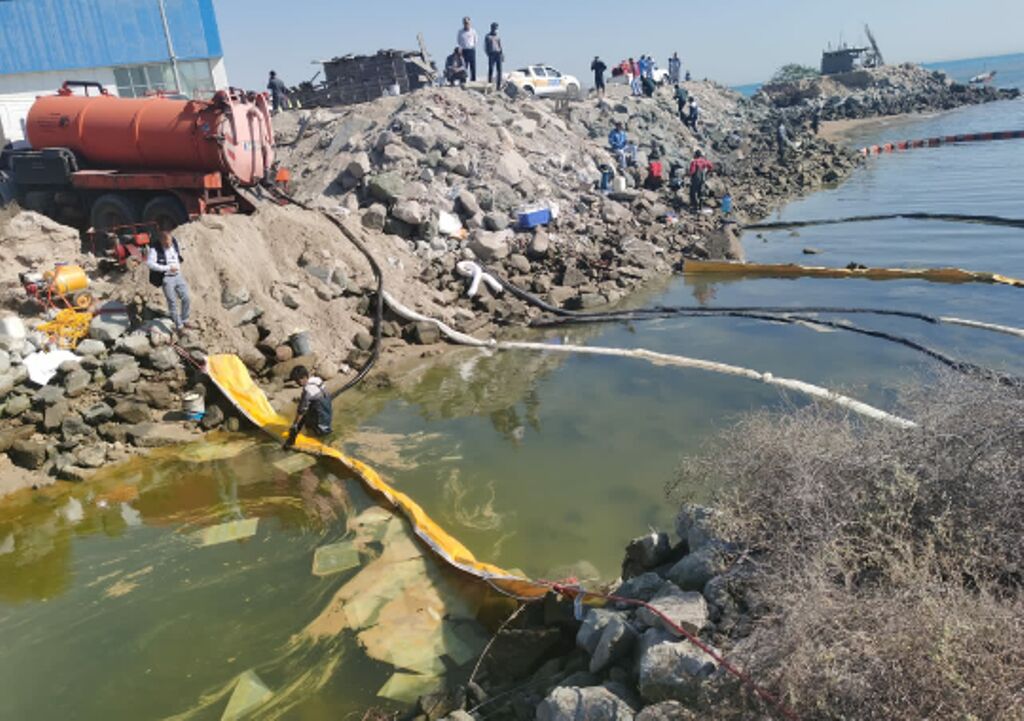 انتشار آلودگی نفتی در ۶ کیلومتر نوار ساحلی بندرعباس