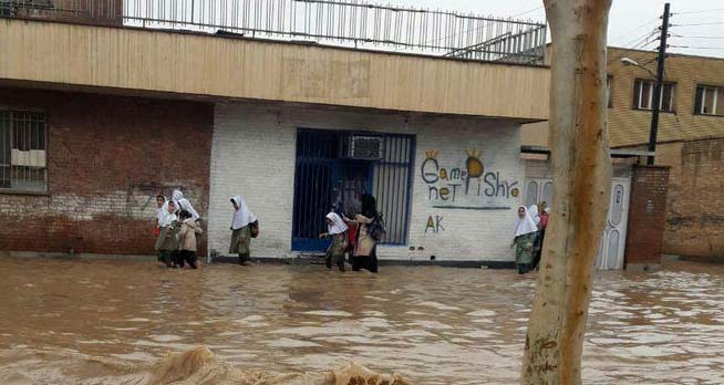 دانش آموزان در سیل اهواز